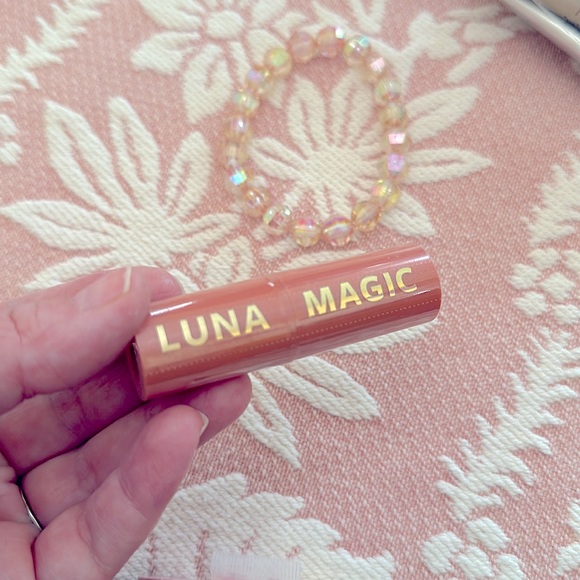 NEW: โLUNA MAGICโ Full Size Moisturizing Peachy Nude Color Matt Lipstick - Picture 2 of 9